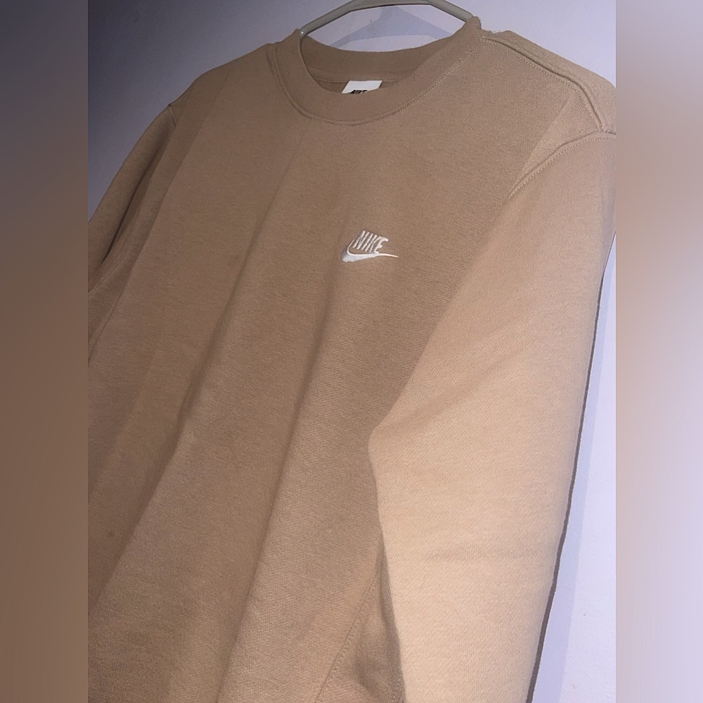 Size S Men’s Light Brown Crewneck 🤎 Nike runs small so this fits perfectly !